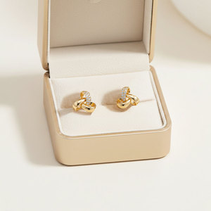 Pendientes de Diamantes Naturales en Oro Amarillo Sólido de 18K, Serie Nudo Entrelazado, Exclusivos de Proveedor de Hong Kong, para Uso Diario de Mujeres - Product Image 4