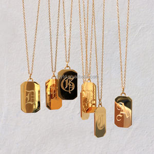 Collier à <span class=keywords><strong>lettres</strong></span> gravables en acier inoxydable PVD or 18 carats pour femmes et hommes Colliers à pendentifs rectangulaires personnalisés gravés et personnalisés - Product Image 1