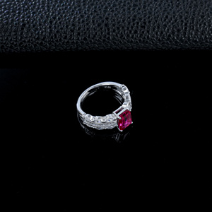 Anillo de Plata S925 con Rubí Cultivado en Laboratorio con Corte Esmeralda, Delicado y Moderno - Product Image 4
