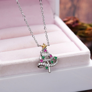 Collana da Donna Bicolore con Ciondolo Albero di Natale e Dettaglio a Stella, Elegante Catena per Clavicola, Gioielli alla Moda per le Feste - Product Image 3