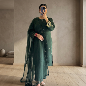 Collection Ssumaira 2025 – Ensemble 3 pièces en tissu Khadi brodé avec perles Sitara exquises et pantalon Malai doux – Tenue de soirée - Product Image 3