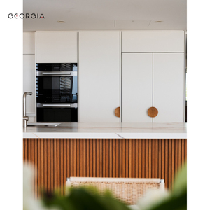 Белые кухонные шкафы из цельного дерева с полукруглой ручкой для дома, Современные Столешницы из спеченного камня, рифленый деревянный кухонный Остров - Product Image 2