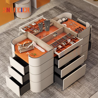 Îlot de dressing moderne avec étagère vitrée et unité de rangement centrale pour l'organisation de la chambre et de la vestiaire