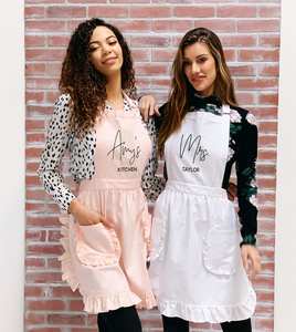 ผ้ากันเปื้อนผ้าฝ้ายสีชมพูแบบกำหนดเองสำหรับผู้หญิง ใช้ในครัวและร้านเสริมสวย พร้อมระบายและกระเป๋า  โลโก้แบบกำหนดเอง ผ้าส่วนตัว ของขวัญสำหรับพนักงานต้อนรับ - Product Image 4