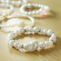 Kit de fabrication de bijoux en perles imitation nacre blanches de 4 à 10 mm avec perles entretoises en forme de cœur et d'étoile pour bracelets et colliers DIY