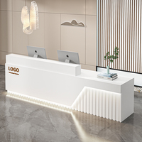 Bureau d'accueil incurvé bleu moderne personnalisé avec éclairage et finition dorée, design écologique pour bureau, hôpital, supermarché, salon
