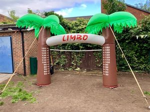 Juego de Limbo Inflable con Forma de Palmera, Arco con Escala de Altura Impresa con la Palabra Limbo, Barra de Limbo Ajustable, Juego Inflable Tropical - Product Image 1