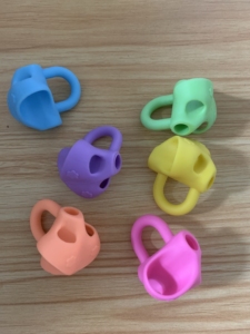 Corrector de Escritura Ergonómico de Silicona de 6 Colores, Solución Simple para Mejorar la Caligrafía, Agarre de Lápiz para Niños, Soporte para Lápiz para Estudiantes - Product Image 2
