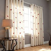 Voilage floral. Adoucit la lumière, garde les espaces aérés. Parfait pour les chambres et les salons
