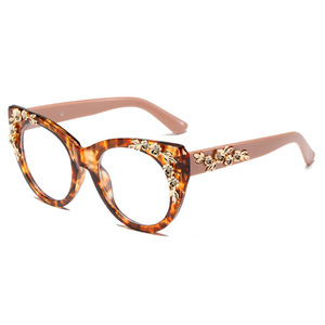 Occhiali da Lettura Vintage con Fiori Barocchi e Lenti Anti Luce Blu per Donne 2025 Occhiali da Vista Oversize di Lusso Rossi - Product Image 3