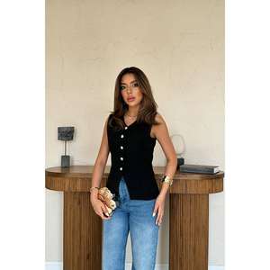 Veste sans manches boutonnée ajustée à la taille pour femme noire, vente en gros - Product Image 2