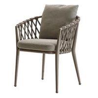 Ensemble de meubles d'extérieur, quatre chaises de luxe, table de jardin, table de restaurant en plein air, meubles en corde faits à la main