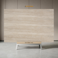 Grande dalle de marbre beige poli à grain de bois délicat, idéale pour les chambres résidentielles modernes et paisibles.