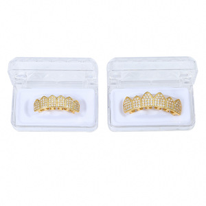 Set de <span class=keywords><strong>Grillz</strong></span> Dentaires Bling Bling Hip Hop Homme en Laiton Micro Sertis de Zircons Cubiques Placés Or, Iced Out pour Fête - Product Image 4