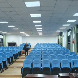 Suministro de fábrica, venta al por mayor, muebles de Teatro de Iglesia, silla de auditorio plegable azul barata de plástico - Product Image 4