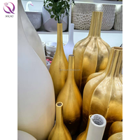 Vase en Céramique sur Pied Doré Grand et Haut, Luxe Discret Haut de Gamme, Décoration Moderne pour Salon Intérieur et Maison