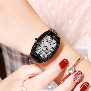 Reloj de mujer con forma de barril, correa de cuero genuino y cristales de diamante. - Product Image 6