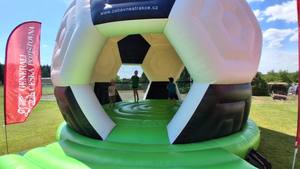 Castillo Inflable con Tobogán para Niños, con Diseño de Estadio de Fútbol, Domo Inflable para Niños - Product Image 2