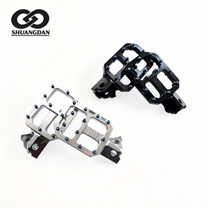 พักเท้าอะลูมิเนียม CNC กว้าง 62 มม. สีฟ้าเคลือบอะโนไดซ์ พร้อมปุ่มกันลื่น สำหรับรถมอเตอร์ไซค์วิบาก Sur Ron Light Bee - Product Image 2