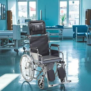 כסא שירותים מתקפל עם גב גבוה, מפלדה איכותית, עם משענת רגליים מתכווננת, מתאים לשימוש קליני ושיקומי. - Product Image 5