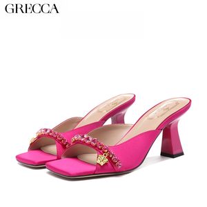 פרדות אלגנטיות של נשים מ grecca, ורוד, המפלגה בלוק העקב רצועת עור סנדל עם תג, הבוהן הריבוע - Product Image 3