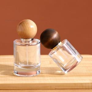 Botellas <span class=keywords><strong>de</strong></span> perfume <span class=keywords><strong>de</strong></span> vidrio redondas <span class=keywords><strong>de</strong></span> 30ml, 50ml, 100ml con <span class=keywords><strong>atomizador</strong></span> presurizado <span class=keywords><strong>de</strong></span> coche ámbar para Australia para limpiador facial - Product Image 3