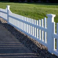 UV-bestendig PVC gesloten schutting met privacyelementen voor tuindecoratie, decoratieve tuinschutting van PVC vinyl.