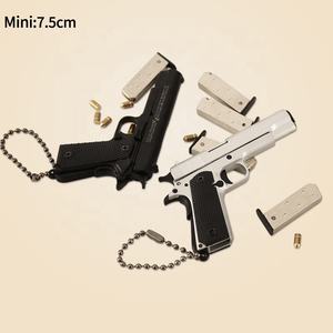 Vente en gros 1:3 mini pistolet jouet 7cm porte-clés en métal avec Bulltes - Product Image 4