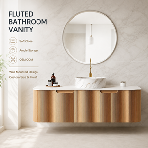 Mobile bagno sospeso da 60 pollici con lavabo in marmo, ante scanalate in rovere chiaro, rubinetto dorato e specchio rotondo per hotel e casa - Product Image 1