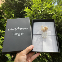 Boîte à couvercle et base de luxe personnalisée avec logo pour le cou Boîte à foulard Boîte d'emballage de vêtements avec estampage en feuille d'or