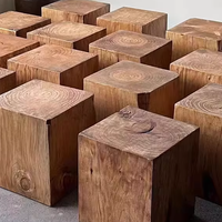 Table basse carrée en bois massif avec tabouret d'angle bas et base en bois sculpté décoratif et ornements en pile