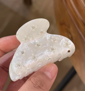 Accessorio per Capelli di Alta Gamma con Perle Scintillanti Incastonate di Diamanti e una Molletta Semi-Circolare al Collo. - Product Image 6