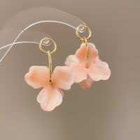 Boucles d'oreilles élégantes pour femmes, au design minimaliste et tendance, en forme de fleur, avec un pendentif en forme de pétale doré