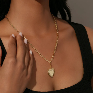 Collier avec pendentif en forme de cœur en acier inoxydable 316l plaqué or 18k PVD, hypoallergénique et étanche, fabriqué par LUCKYJIU Custom Jewelry Manufacturer - Product Image 2
