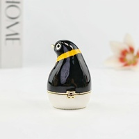 SHINNYGIFTS Boîte à Bijoux Miniature en Métal, Figurine de Pingouin Émaillée Peinte à la Main, Plaqué Or Traditionnel, Incrustation de Strass
