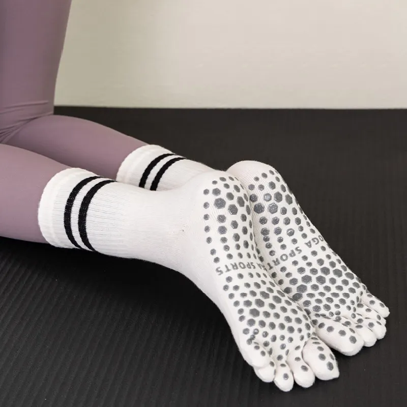 Meias de cinco dedos para ioga e pilates de algodão com nervuras coloridas personalizadas por atacado OEM
