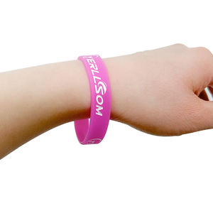 Bracelet en silicone personnalisé avec logo en relief, bracelet fin personnalisé avec logo gravé et rempli d'encre pour les mariages et les réunions <span class=keywords><strong>de</strong></span> famille - Product Image 4