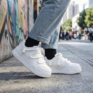 Chaussures de skate pour hommes Factory Chunky Rope Laces Triple White, baskets confortables en cuir synthétique avec semelle extérieure en PVC - Product Image 3