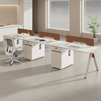 Bureau de personnel commercial minimaliste moderne, poste de travail double pour 4 à 6 personnes avec écran, table et chaise de bureau combinées avec bibliothèque