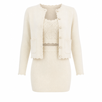 Op maat gemaakte dames 3-delige gebreide set met parelknopen cardigan, kant binnen top, geribbelde minirok, OEM groothandel, privélabel, bulkbestelling