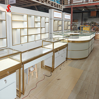 Vitrine de Luxe pour Crèmes avec Éclairage LED, Étagères en Métal Doré, Meuble de Présentation Mural pour Boutique, Idéal pour Sacs à Main et Bijoux