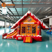 Structure gonflable combinée Ceyu Cabane de Noël avec toboggan, bannière Joyeuses Fêtes imprimée et fenêtres en maille pour location hivernale