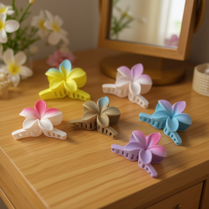 Fermaglio per capelli Frangipani bicolore satinato 9 cm, stile appendiabiti - Product Image 3