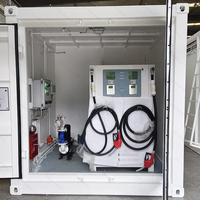 Serbatoio di carburante con distributore di benzina in un cantiere remoto o un nascente hub logistico
