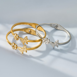 Bracelet ouvert en acier inoxydable plaqué or, étanche, hautement poli, orné de zircons floraux et de papillons, élégant, pour femme, idéal pour les soirées. - Product Image 3