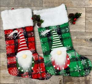 Sacs cadeaux de Noël personnalisés avec poupée sans visage de dessin animé, chaussettes de Noël personnalisables en tissu écossais à carreaux pour décoration de fêtes - Product Image 1
