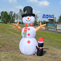 Pupazzo di neve natalizio gonfiabile da 1,8 m con cappello nero, Babbo Natale e pinguino con LED per decorazioni natalizie da esterno.