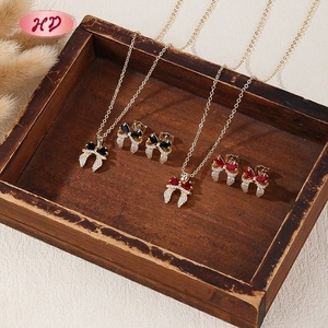 Juego de Joyería Clásico con Lazo Chapado en Oro de 18K, Collar y Aretes con Zirconia en Forma de Corazón Negro para Mujer, Ideal para Bodas y Fiestas - Product Image 4