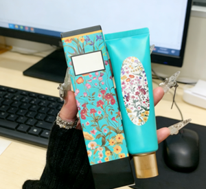 Crème pour les mains PEACH JO+ UD Floral Dream, parfum de jasmin brumeux, crème pour les mains hydratante et nourrissante, parfum - Product Image 2