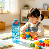 Bouteille d'eau portable en plastique pour enfants avec paille, motif dessin animé mignon, sangle et poignée, personnalisable avec logo, pour la maternelle et l'école primaire